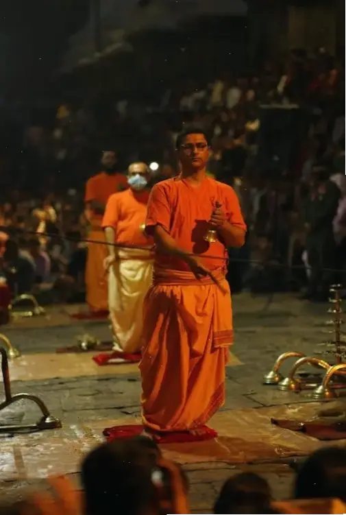 Sắc đêm huyền ảo với chuông chùa, mang đến sự tĩnh lặng và chiêm nghiệm sâu sắc.