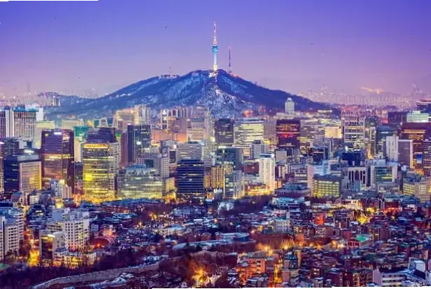 Seoul về đêm sôi động, ánh sáng neon và không khí náo nhiệt khiến bạn không thể rời mắt.