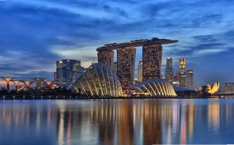 Singapore về đêm sôi động, ánh đèn neon và cuộc sống đêm đầy sức hút.
