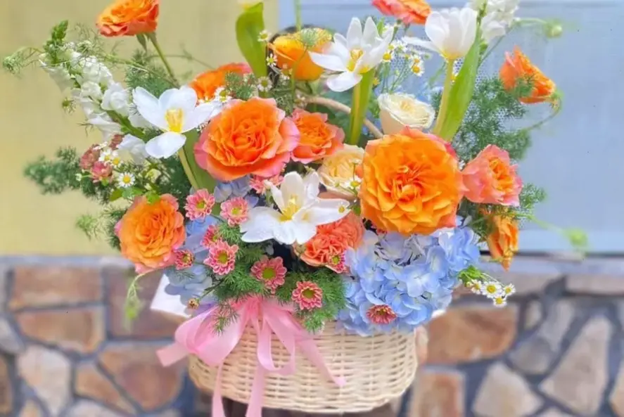 Sử dụng hoa cúc để trang trí, tạo không khí ấm áp và thể hiện sự tri ân sâu sắc đến thầy cô nhân ngày 20/11.