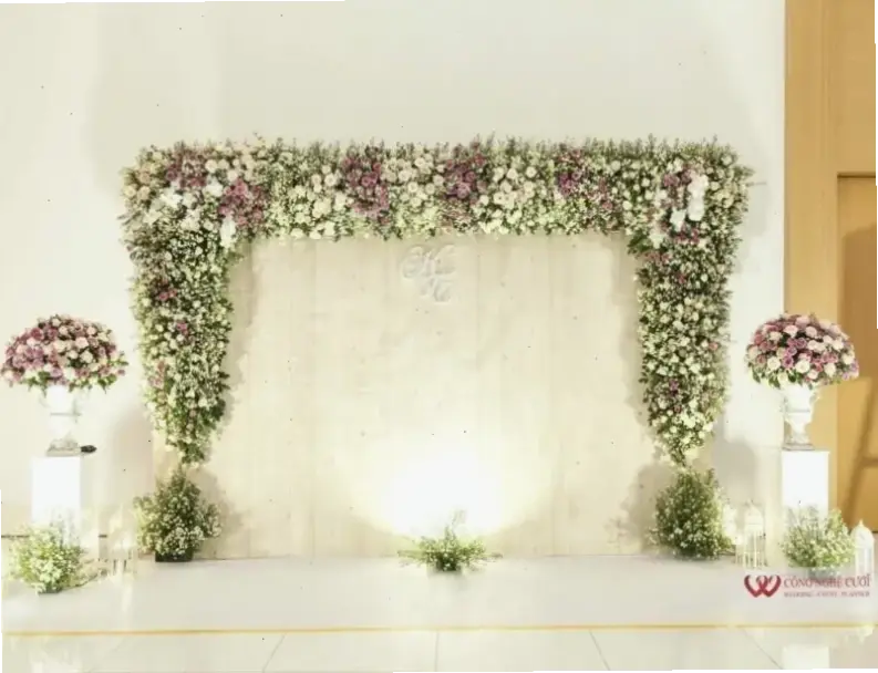 Sử dụng hoa hồng trang trí tiệc cưới để tạo nên không gian sang trọng và ấm áp đầy cảm xúc.
