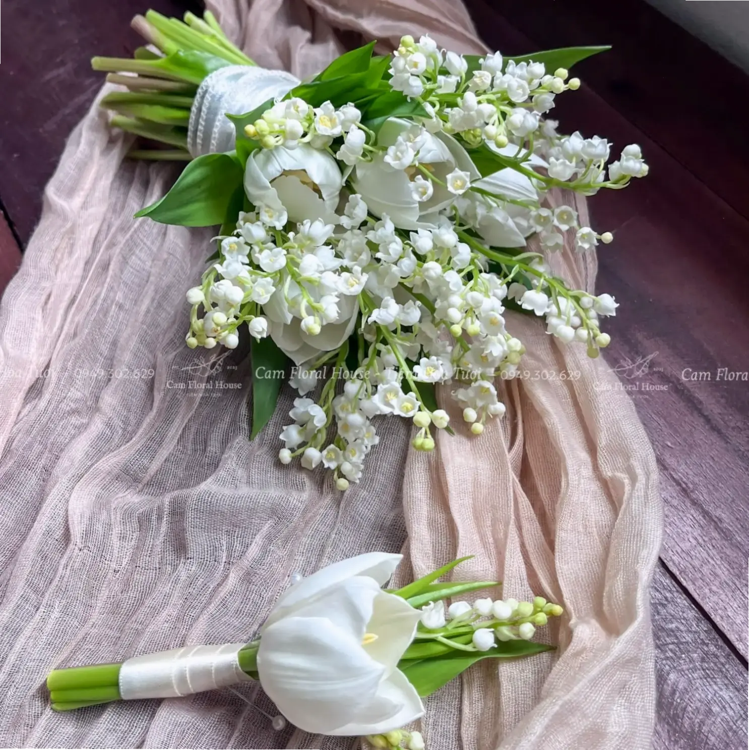 Sự tinh khiết của hoa lan trắng tạo nên không gian thanh lịch, lý tưởng cho buổi lễ cưới đầy lãng mạn.