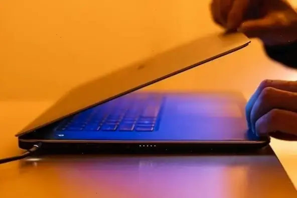 Tại sao laptop thường tắt khi bạn gập màn hình?