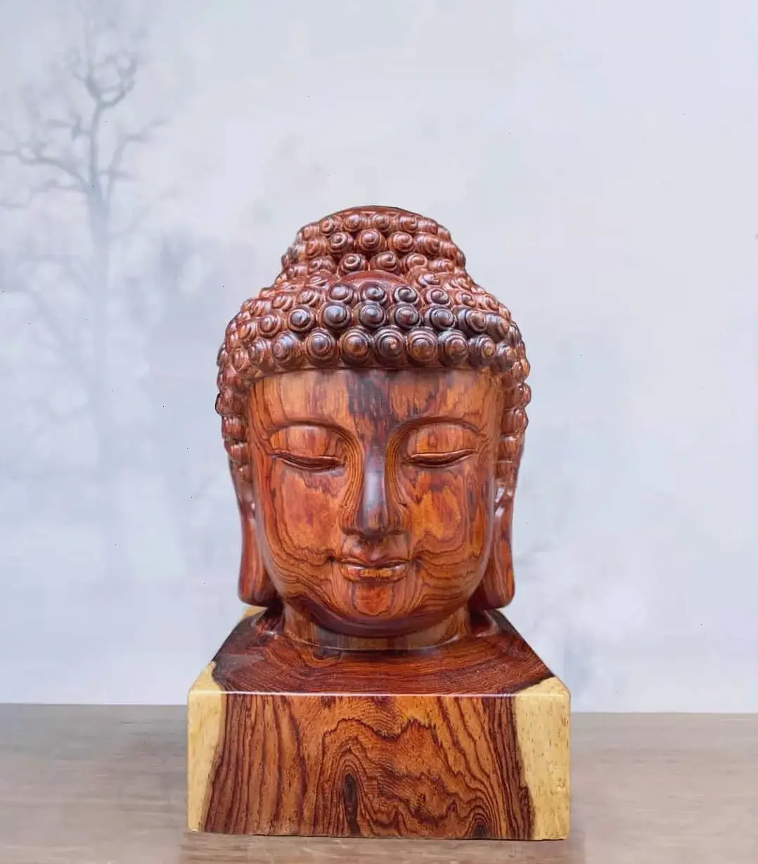 Tận hưởng Tượng Phật gỗ nghệ thuật, kết hợp truyền thống với sáng tạo, mang vẻ đẹp tinh tế đến không gian.