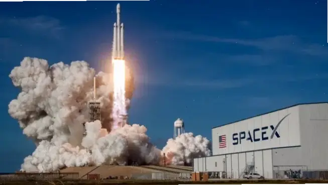 Tàu Falcon Heavy của SpaceX chinh phục vũ trụ với sức mạnh phóng siêu việt, mở ra kỷ nguyên khám phá mới.