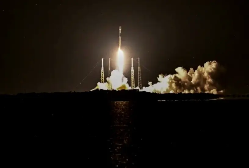 Tàu SpaceX ghép nối với trạm không gian, hỗ trợ nghiên cứu và khám phá vũ trụ.