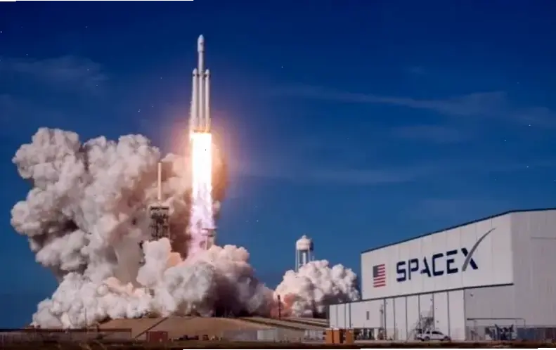 Tàu SpaceX phóng lên bầu trời, khoảnh khắc lịch sử đánh dấu sự phát triển hàng không vũ trụ.