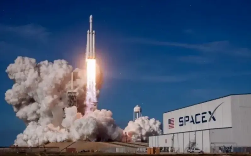 Tàu SpaceX trên quỹ đạo Trái Đất, sẵn sàng cho các sứ mệnh khám phá sâu vào không gian.