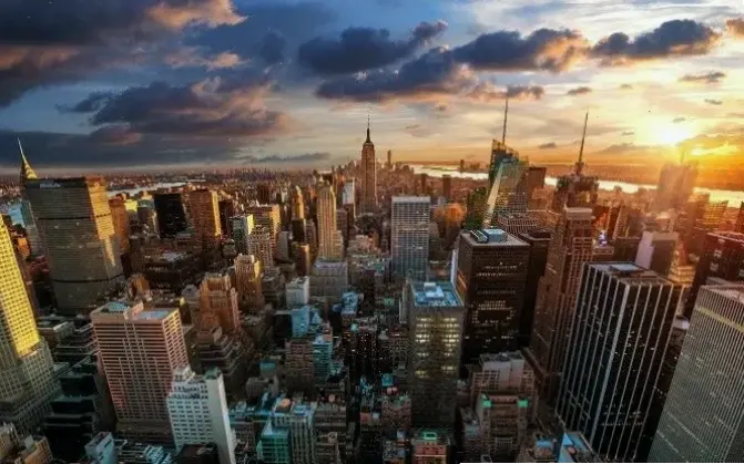 Thành phố ánh sáng NY rực rỡ, nơi năng lượng bất tận và ánh sáng đêm làm say đắm mọi giác quan.