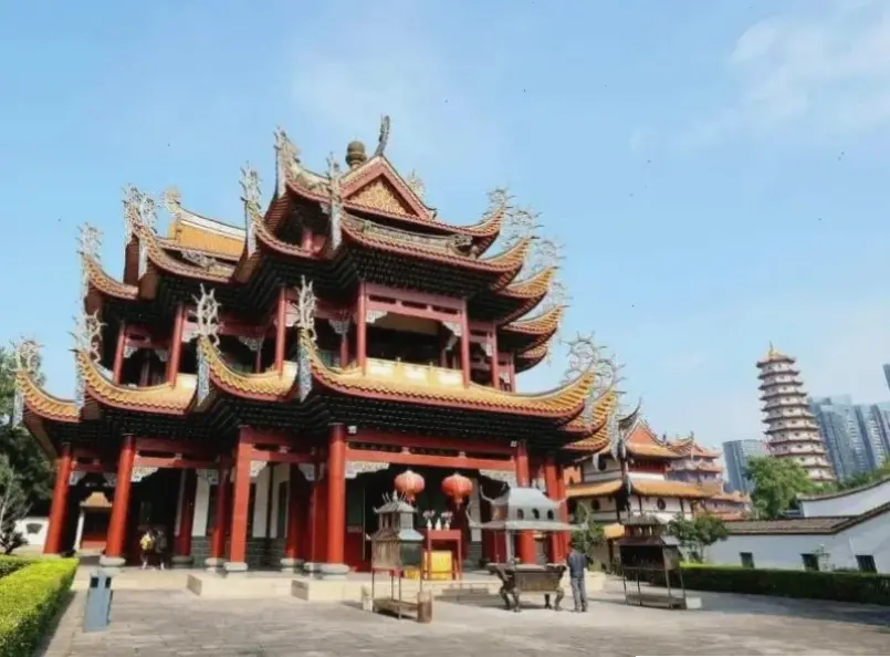 Tháp chùa rực rỡ dưới ánh sáng lung linh, tạo nên không gian thiêng liêng và huyền ảo, khơi dậy sự bình yên.