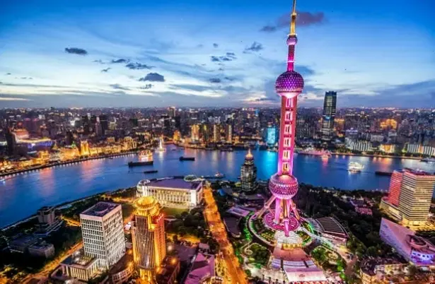 Tháp Thượng Hải rực rỡ dưới ánh sáng, biểu tượng của sự hiện đại và năng động.
