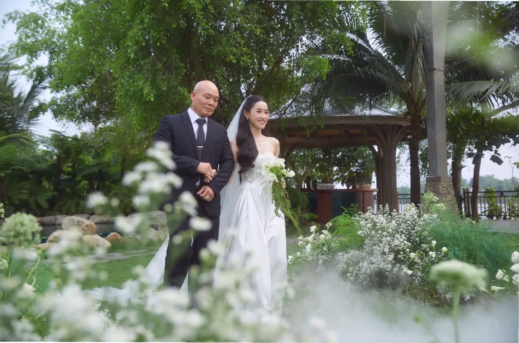 Thêm sắc màu cho ngày cưới với hoa cát tường, biểu tượng của tình yêu vĩnh cửu.