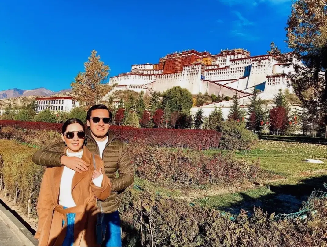 Thiền cùng Phật Lhasa để đạt sự tĩnh lặng, giúp cân bằng tâm trí và nuôi dưỡng sức khỏe tinh thần.