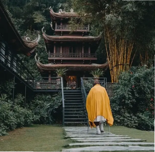 Thiết kế tối giản của Tháp chùa, thể hiện sự tinh tế và thanh tịnh, mang lại sự cân bằng trong không gian sống.