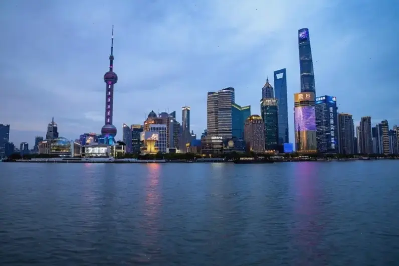 Thượng Hải về đêm sôi động với ánh đèn neon, thành phố không ngủ đầy sức sống.