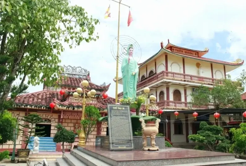 Tiếng chuông chùa vang vọng, mang đến sự bình an tuyệt đối, xua tan lo lắng và nuôi dưỡng tâm hồn bạn mỗi ngày.