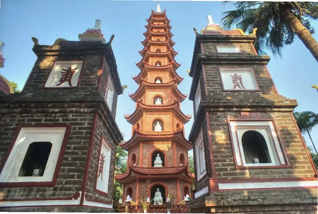 Tiếng chuông chùa vang vọng, mang đến sự bình an và hạnh phúc cho tâm hồn.