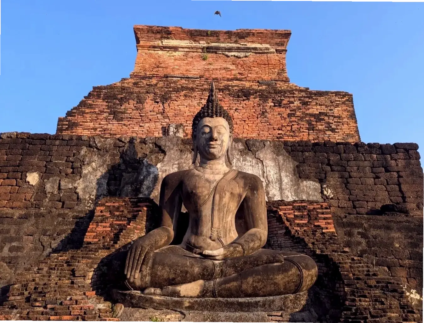 Tìm kiếm sự bình an qua chùa Phật, mang đến sự thư giãn và hạnh phúc nội tại.