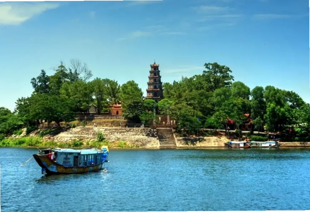 Tìm kiếm sự bình an trong vẻ đẹp cổ kính của Chùa Thiên Mụ, biểu tượng văn hóa Việt Nam đầy ý nghĩa.