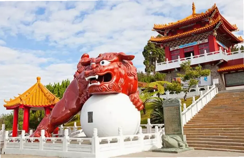 Tìm kiếm sự bình an tuyệt đối trong khuôn viên chùa Đài Loan, nơi mọi lo toan tan biến nhanh chóng.