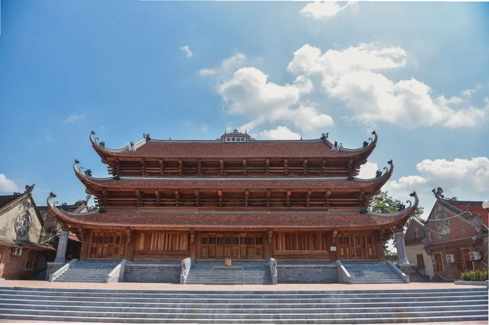 Tìm thấy sự bình an tuyệt đối trong chùa cổ Việt Nam, nơi không gian yên tĩnh xoa dịu mọi lo toan.