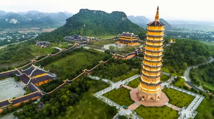 Trải nghiệm không gian tâm linh sâu lắng tại Chùa Bái Đính, nơi an yên cho tâm hồn bạn.