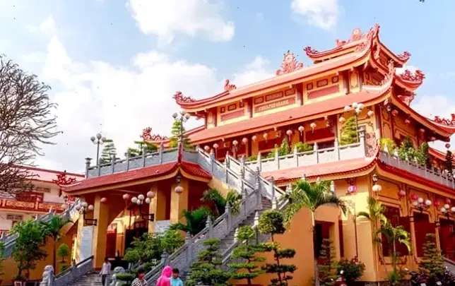 Trải nghiệm không gian tâm linh sâu lắng tại Chùa Sài Gòn, nơi an yên cho tâm hồn mệt mỏi.