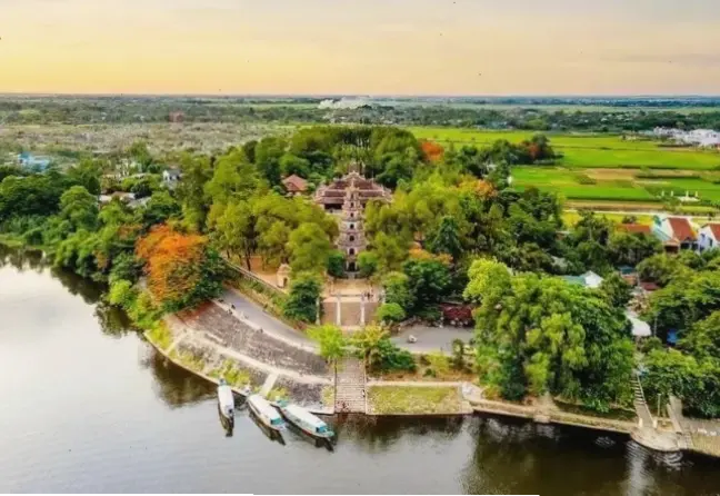 Trải nghiệm không gian tâm linh sâu lắng tại Chùa Thiên Mụ, nơi an yên và bình dị chạm đến trái tim.