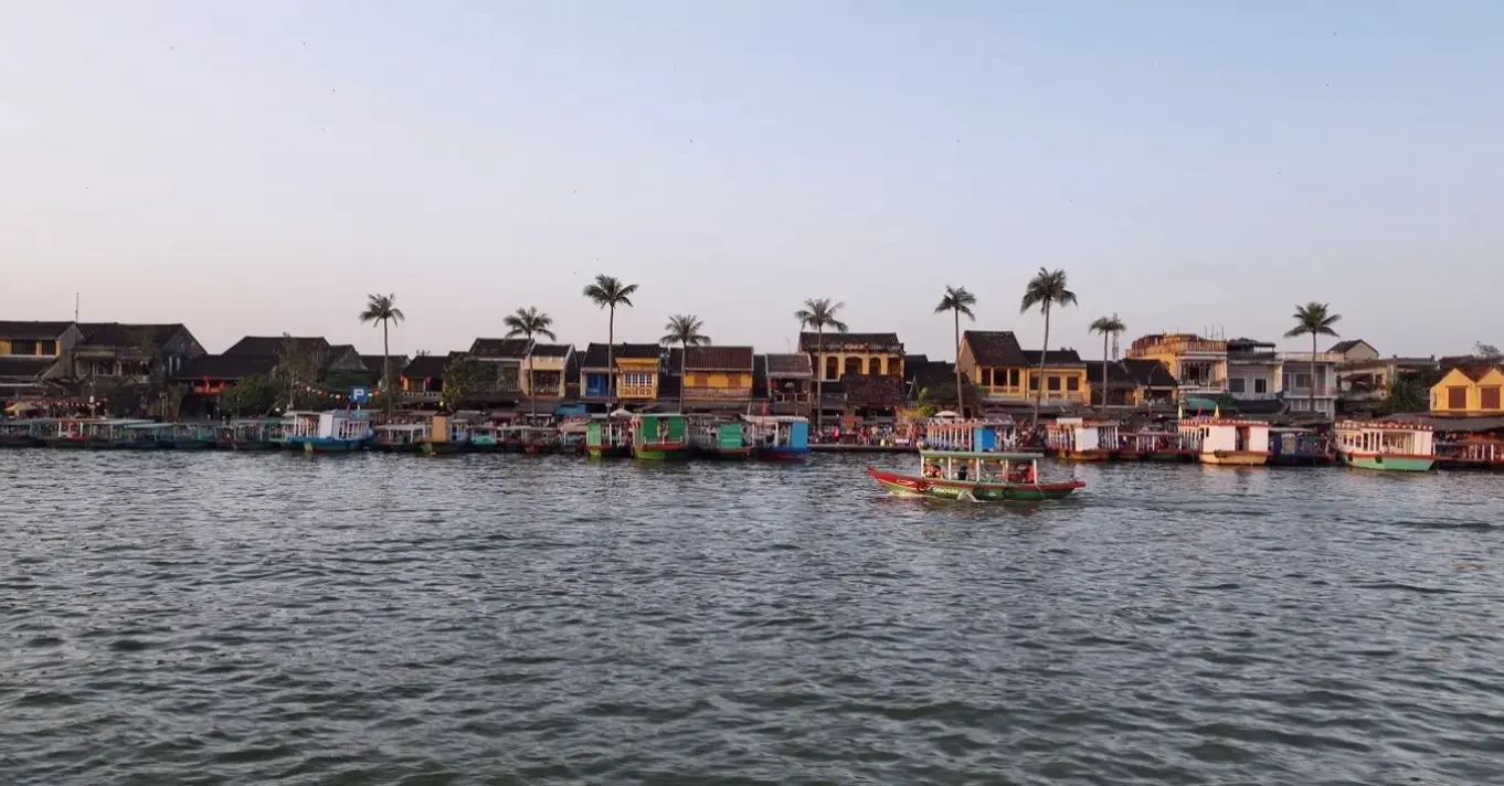 Trải nghiệm không gian tâm linh tại Chùa Hội An, nơi bình yên và thiền định hội tụ sâu lắng.