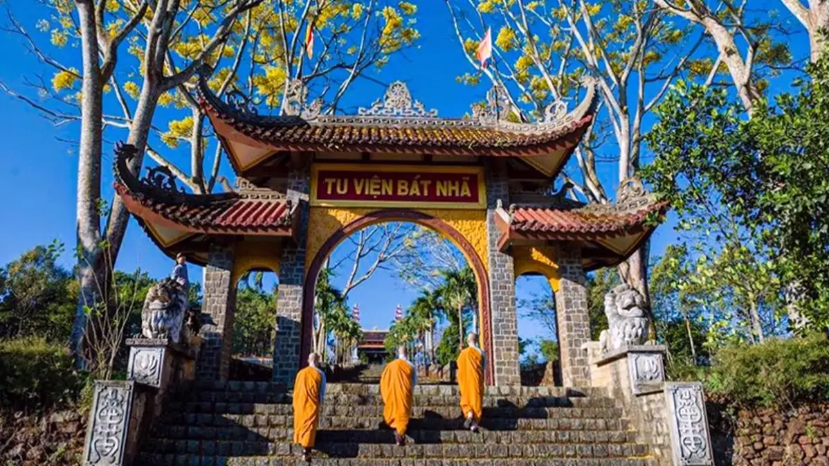 Trải nghiệm vẻ đẹp hùng vĩ của Chùa Đà Lạt qua hình ảnh 4K sắc nét, chi tiết kiến trúc tinh xảo và không gian linh thiêng.