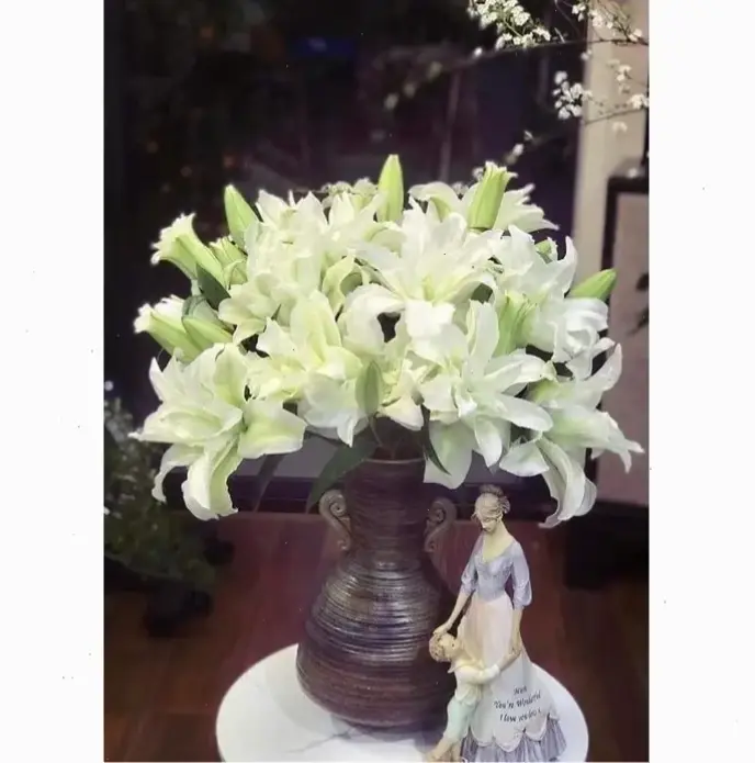 Trang trí bàn ăn bằng bình hoa sứ, tạo nên không gian lãng mạn và tươi mới mỗi ngày.