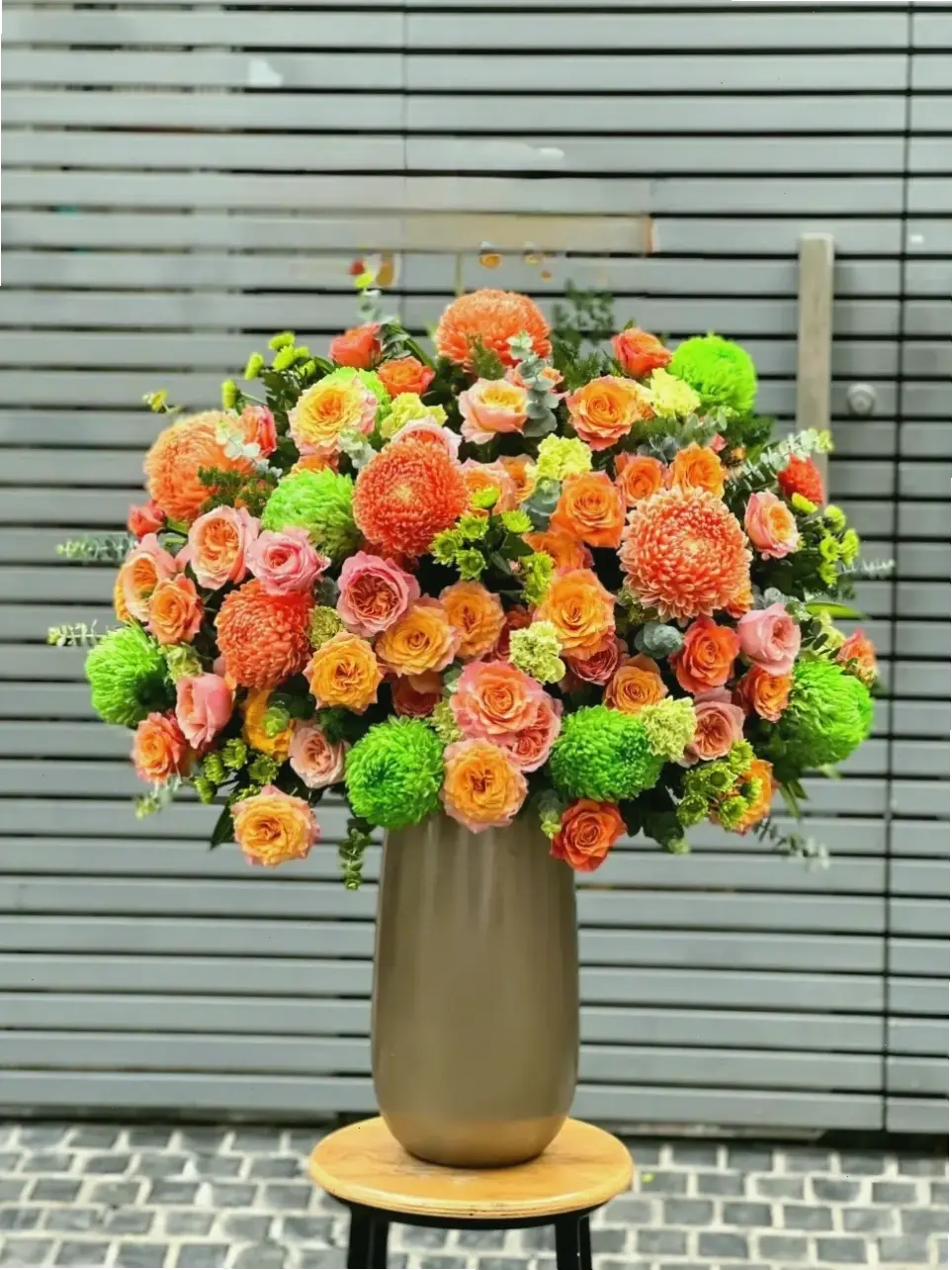 Trang trí không gian với bình hoa cúc đẹp mắt, mang thiên nhiên tươi mới vào nhà.