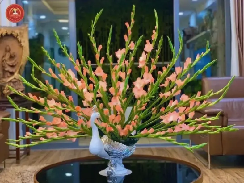 Trang trí ngôi nhà bằng bình hoa lay ơn tươi thắm, mang hơi thở thiên nhiên gần gũi vào cuộc sống hàng ngày.