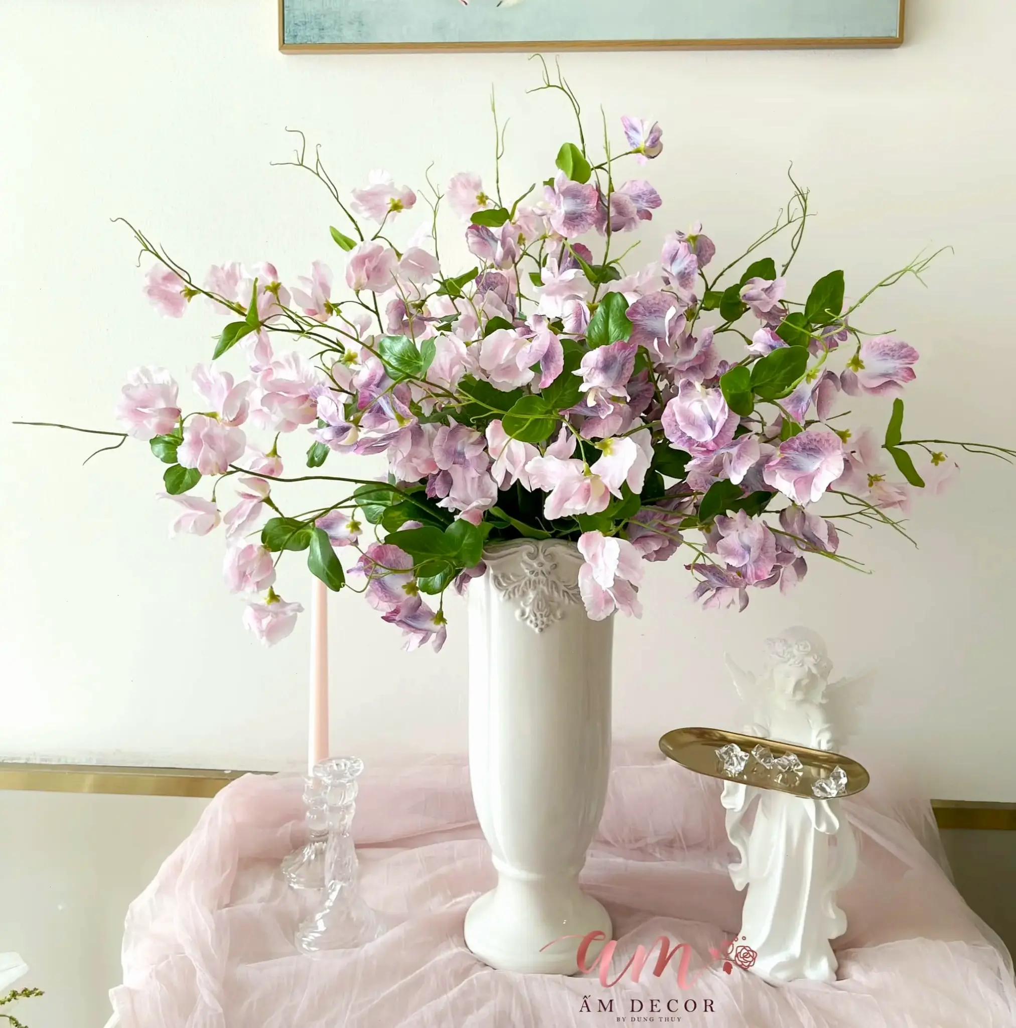 Trang trí nhà bằng hoa lan tường cắm bình, mang hương sắc thiên nhiên tươi mát vào cuộc sống hàng ngày.