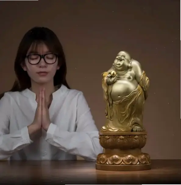 Tranh Di Lặc cầm gậy nghệ thuật, trang trí tinh tế, mang lại bình an cho không gian riêng.