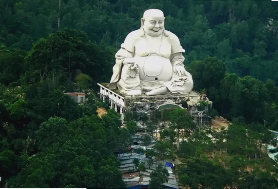 Tranh Di Lặc tinh tế trên đài sen, nghệ thuật mang lại sự bình yên và thịnh vượng.