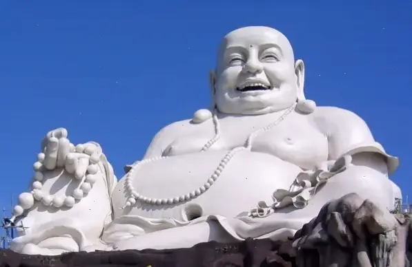 Tranh Di Lặc trên biển với nét vẽ tinh tế, truyền tải thông điệp yêu thương và sự thịnh vượng cho cuộc sống.