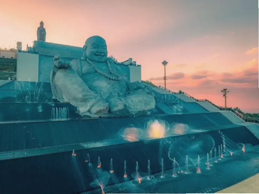 Tranh Di Lặc trên mây với thiết kế tinh tế, mang lại sự bình yên và nghệ thuật sống động.