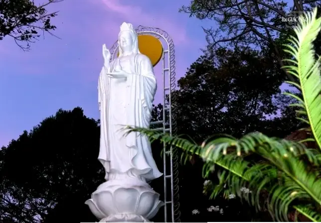 Tranh Quan Âm cầm ngọc: Tác phẩm nghệ thuật truyền cảm hứng từ bi, khơi dậy bình yên trong tâm hồn.