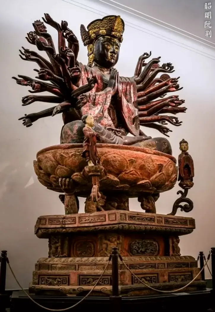 Tranh Quan Âm chùa đẹp tinh tế, kết hợp nghệ thuật và tâm linh, lý tưởng để trang trí không gian sống.