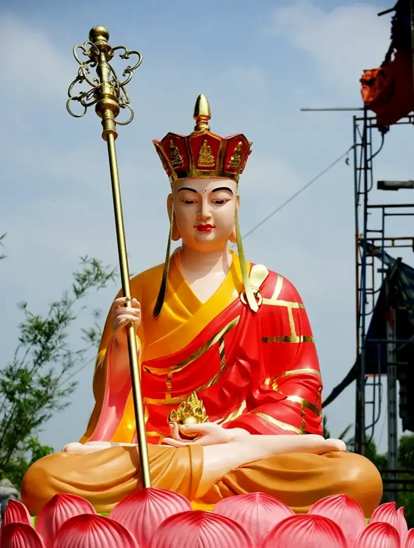 Tượng Địa Tạng uy nghiêm, biểu tượng từ bi cứu khổ, giúp kết nối tâm hồn với nguồn năng lượng tích cực.