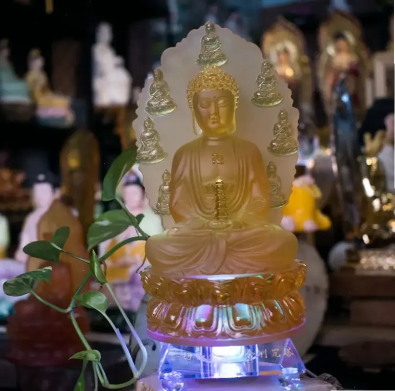 Tượng Phật Dược Sư tinh xảo, biểu tượng sức mạnh chữa lành và ánh sáng, giúp bạn tìm thấy sự bình yên trong cuộc sống hàng ngày.