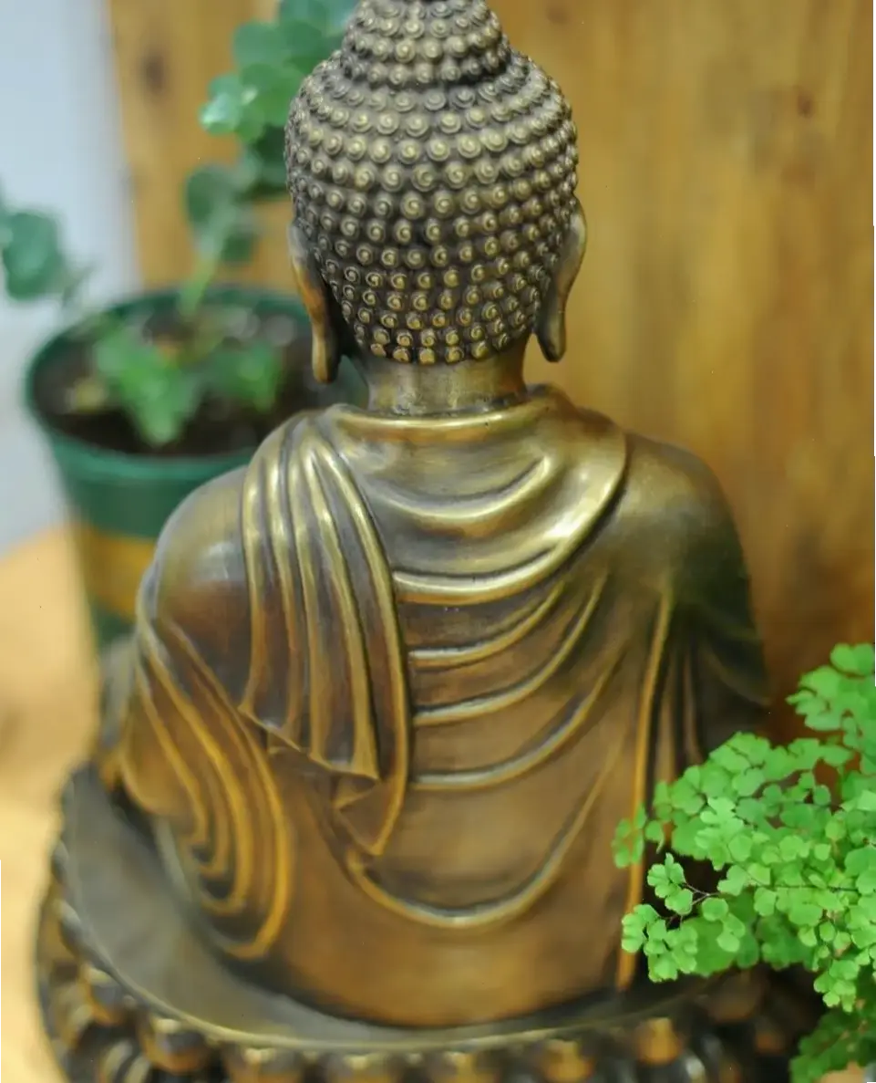 Tượng Phật gỗ ánh sáng lung linh, chiếu rọi năng lượng tích cực và sự an lành vào cuộc sống hàng ngày.