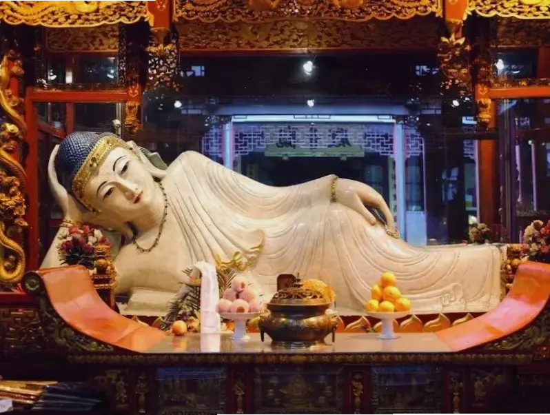 Tượng Phật ngọc bích ánh sáng lung linh, chiếu rọi tâm hồn, giúp bạn tìm thấy sự thanh thản và năng lượng tích cực.