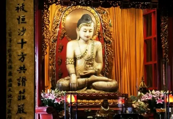 Tượng Phật ngọc bích phong thủy mang lại may mắn và cân bằng năng lượng, lý tưởng để nâng tầm ngôi nhà.