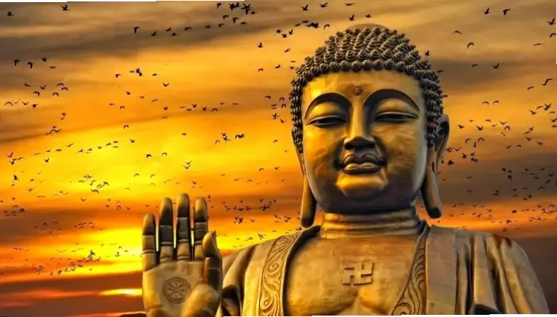 Tượng Phật vàng hỗ trợ thiền định, giúp bạn đạt được sự tĩnh lặng và cân bằng nội tâm.