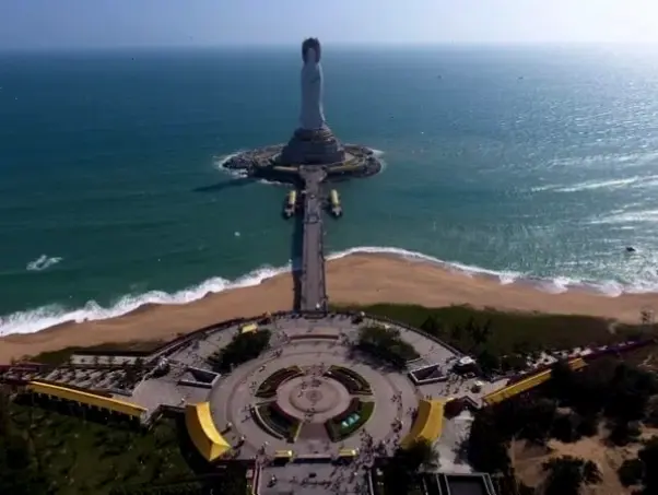 Tượng Quan Âm uy nghi trên đảo, biểu tượng của lòng nhân ái và cứu độ, mời gọi bạn chiêm ngưỡng.