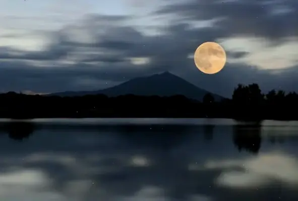 Avatar ánh trăng đẹp mang vẻ huyền bí lãng mạn, biến profile bạn thành không gian thơ mộng và cuốn hút!