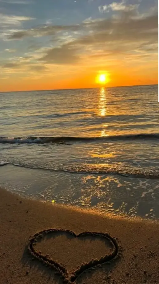 Avatar biển hoàng hôn mang đến vẻ đẹp huyền ảo của biển cả lúc chiều tà, nơi ánh sáng lung linh khơi dậy cảm xúc bình yên sâu lắng.