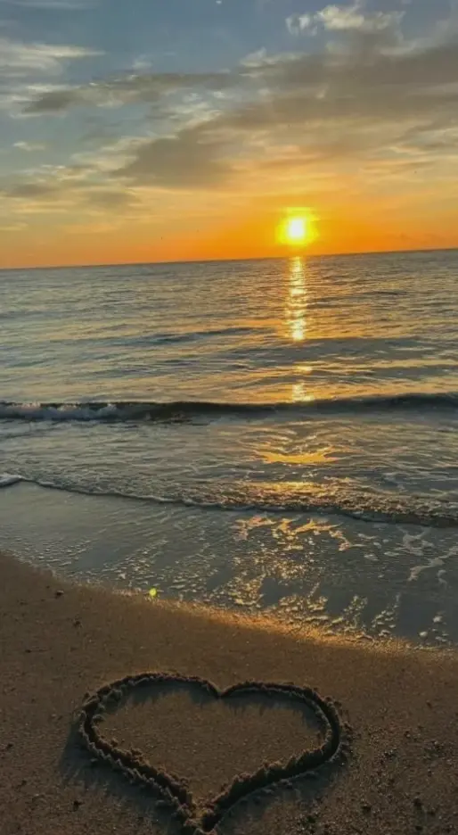 Hoàng hôn đẹp mang đến khoảnh khắc bình yên, nơi ánh sáng rực rỡ hòa quyện với biển trời mênh mông, khơi dậy cảm xúc sâu lắng.